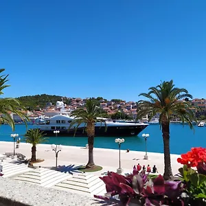apartment-stella-old-town-trogir-with-balcony.hotels-in-trogir.com/