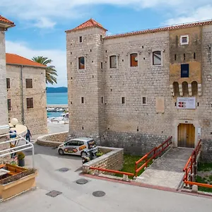 heritage-villa-vitturi-sea-view.hotels-in-trogir.com/